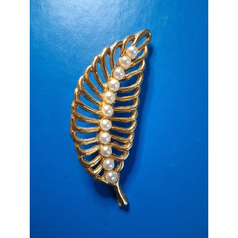 Vintage Brooch. Gold Tone Leaf w/Center Pearls. Approx. 3"